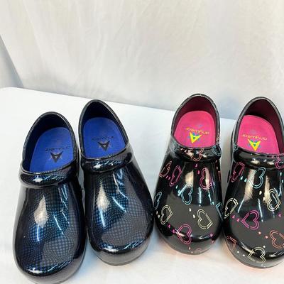 Lot B 145 Five Pair of Anywhere Clogs Size 5