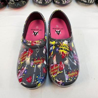 Lot B 145 Five Pair of Anywhere Clogs Size 5
