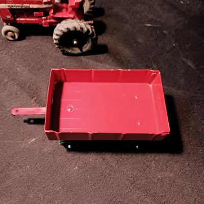 INTERNATIONAL FARMALL 656 TOY TRACTOR & 2 ERTL CARTS