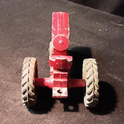 INTERNATIONAL FARMALL 656 TOY TRACTOR & 2 ERTL CARTS