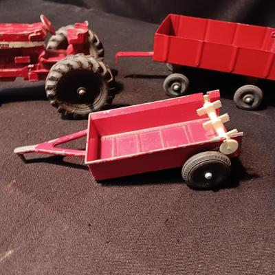 INTERNATIONAL FARMALL 656 TOY TRACTOR & 2 ERTL CARTS