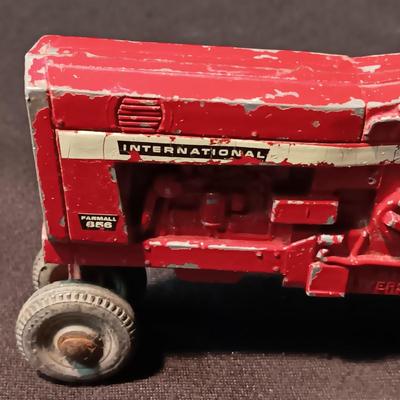 INTERNATIONAL FARMALL 656 TOY TRACTOR & 2 ERTL CARTS