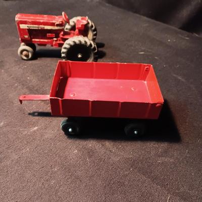 INTERNATIONAL FARMALL 656 TOY TRACTOR & 2 ERTL CARTS
