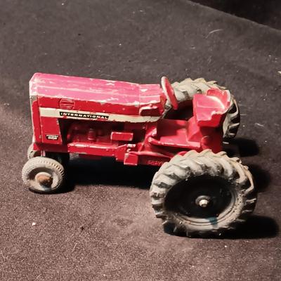 INTERNATIONAL FARMALL 656 TOY TRACTOR & 2 ERTL CARTS