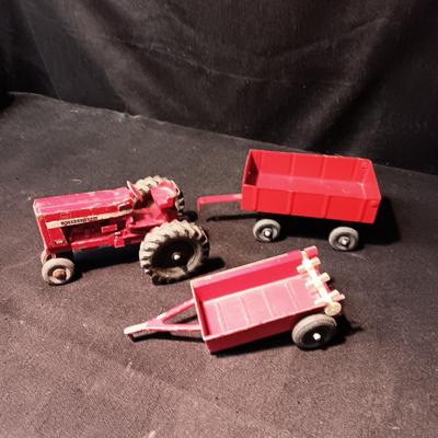 INTERNATIONAL FARMALL 656 TOY TRACTOR & 2 ERTL CARTS