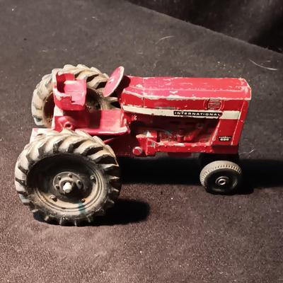 INTERNATIONAL FARMALL 656 TOY TRACTOR & 2 ERTL CARTS