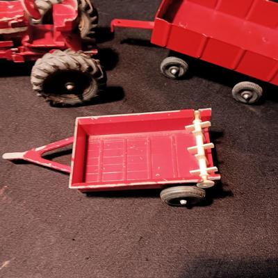 INTERNATIONAL FARMALL 656 TOY TRACTOR & 2 ERTL CARTS
