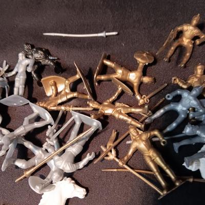 TOY KNIGHTS AND HORSES