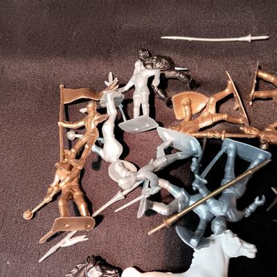 TOY KNIGHTS AND HORSES