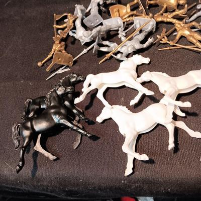 TOY KNIGHTS AND HORSES