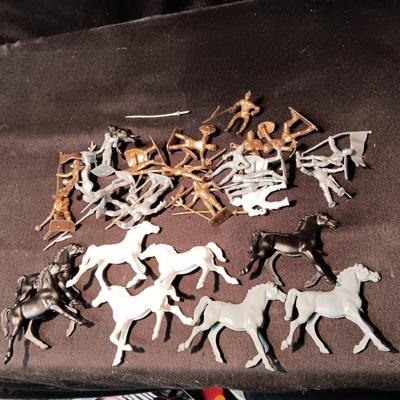 TOY KNIGHTS AND HORSES
