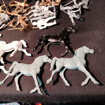 TOY KNIGHTS AND HORSES