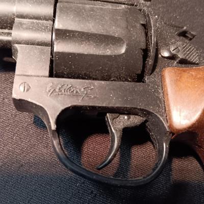 TOY CAP GUN AND METAL JUNIOR POLICE BADGE