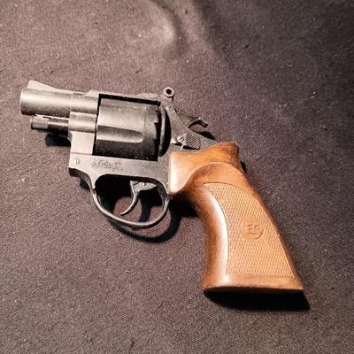 TOY CAP GUN AND METAL JUNIOR POLICE BADGE