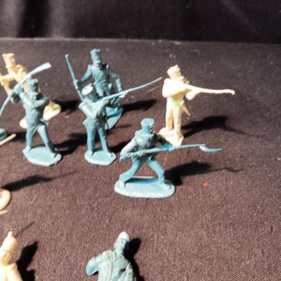 DAVY CROCKETT PLASTIC TOY FIGURES