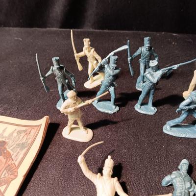 DAVY CROCKETT PLASTIC TOY FIGURES