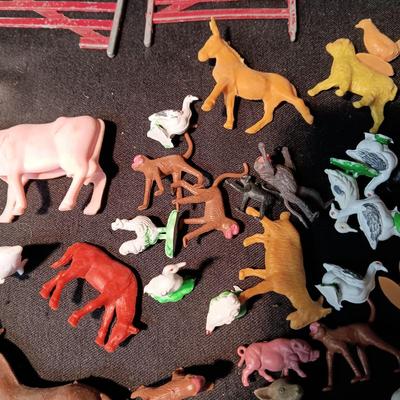 PLASTIC TOY FARM ANIMALS AND METAL FENCING