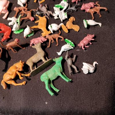 PLASTIC TOY FARM ANIMALS AND METAL FENCING