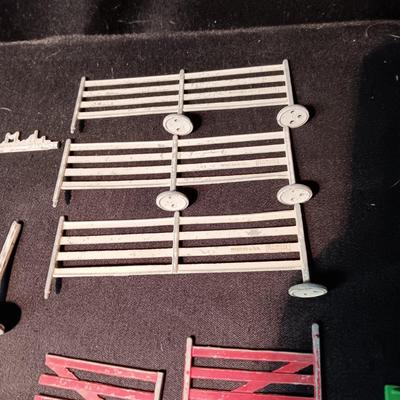PLASTIC TOY FARM ANIMALS AND METAL FENCING