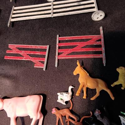 PLASTIC TOY FARM ANIMALS AND METAL FENCING