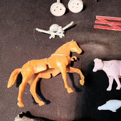 PLASTIC TOY FARM ANIMALS AND METAL FENCING