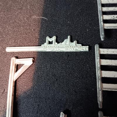 PLASTIC TOY FARM ANIMALS AND METAL FENCING