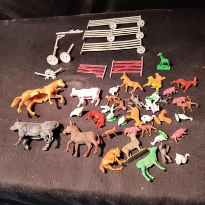 PLASTIC TOY FARM ANIMALS AND METAL FENCING