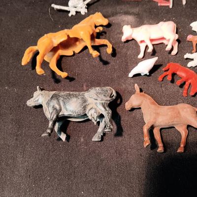 PLASTIC TOY FARM ANIMALS AND METAL FENCING