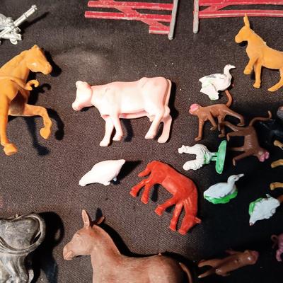 PLASTIC TOY FARM ANIMALS AND METAL FENCING