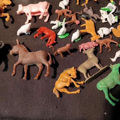 PLASTIC TOY FARM ANIMALS AND METAL FENCING