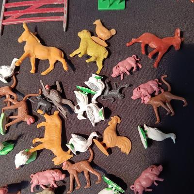 PLASTIC TOY FARM ANIMALS AND METAL FENCING