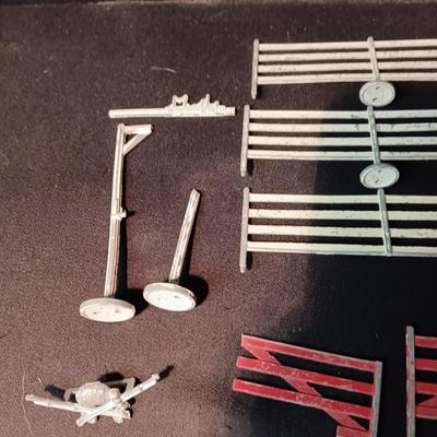 PLASTIC TOY FARM ANIMALS AND METAL FENCING