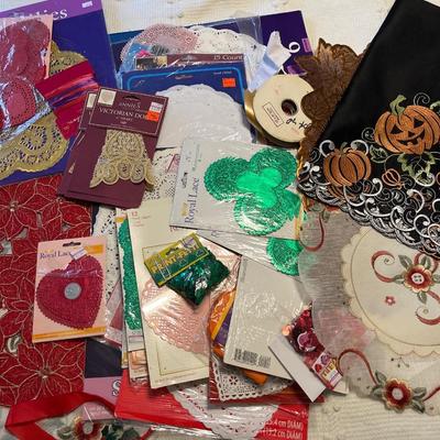Placemats, paper doilies & tablecloth