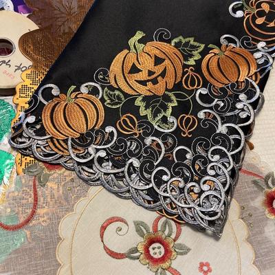 Placemats, paper doilies & tablecloth