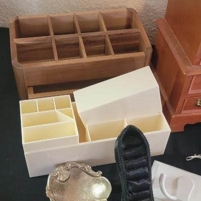 Jewelry box and jewelry storage