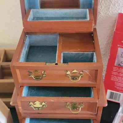 Jewelry box and jewelry storage