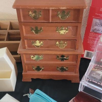 Jewelry box and jewelry storage