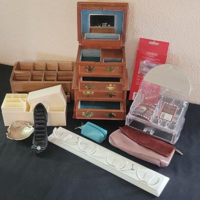 Jewelry box and jewelry storage