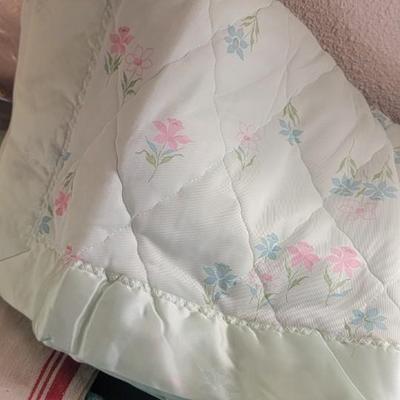 Vtg baby blankets, bonnet