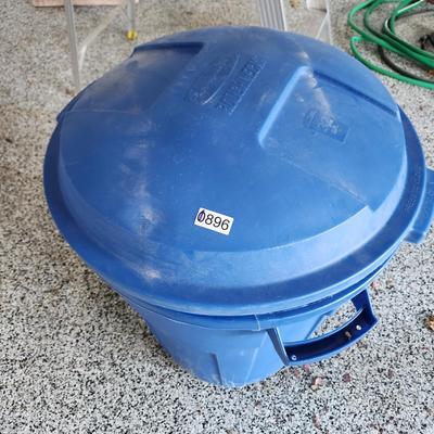 Rubbermaid Roughneck 32 Gal Trash Can