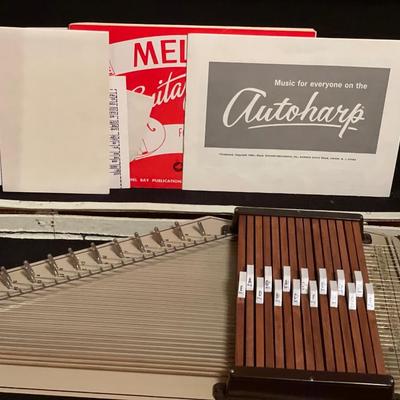 Vintage Autoharp in hard plastic case