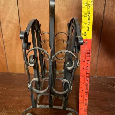 Metal magazine or sheet music holder