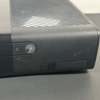 LOT 3L: Xbox 360 w/ Controllers, Headset, Call Of Duty, FIFA & More Games