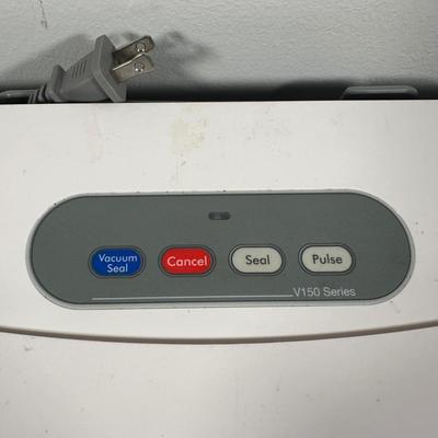 LOT 16L: GNC Deluxe Juicer, Ziplock Vacuum Sealer & More