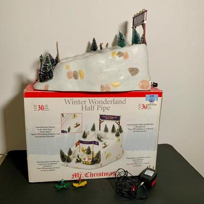 LOT 23 L: 2009 Mr. Christmas Illuminated Musical Winter Wonderland Half Pipe