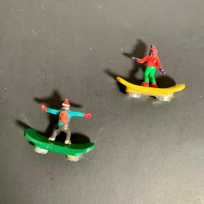 LOT 23 L: 2009 Mr. Christmas Illuminated Musical Winter Wonderland Half Pipe