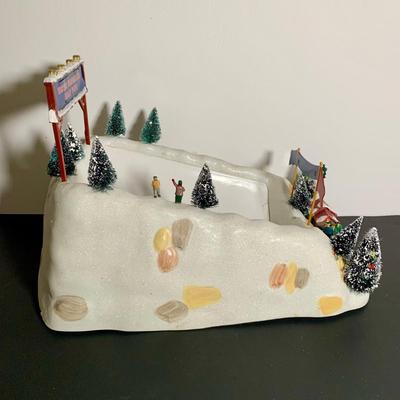 LOT 23 L: 2009 Mr. Christmas Illuminated Musical Winter Wonderland Half Pipe