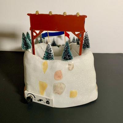 LOT 23 L: 2009 Mr. Christmas Illuminated Musical Winter Wonderland Half Pipe