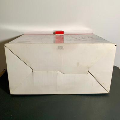 LOT 23 L: 2009 Mr. Christmas Illuminated Musical Winter Wonderland Half Pipe