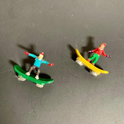 LOT 23 L: 2009 Mr. Christmas Illuminated Musical Winter Wonderland Half Pipe